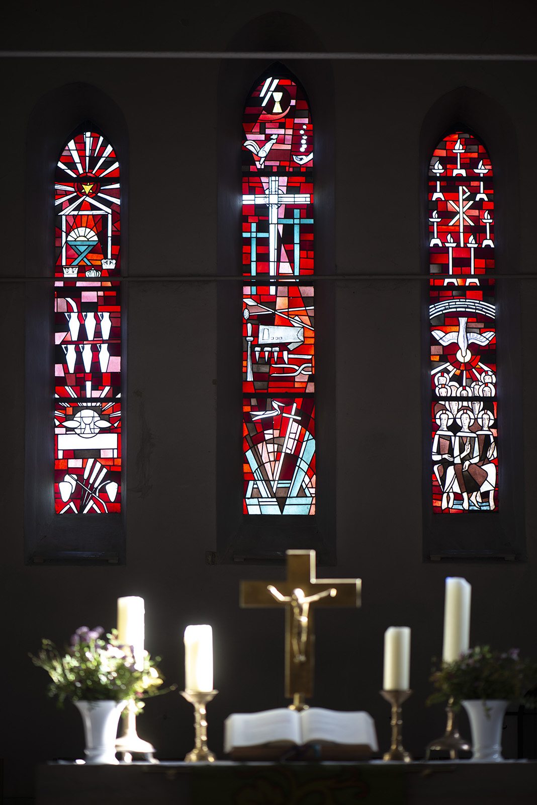 Siegfried Assmann: Altarfenster in Mustin (Foto: KUNST@SH/Jan Petersen, 2022)