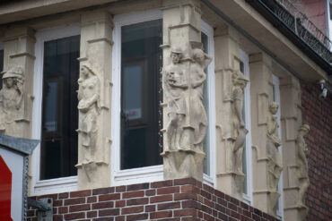 Richard Emil Kuöhl: Fassadenfiguren der Hof-Apotheke (Foto: KUNST@SH/Jan Petersen, 2023)