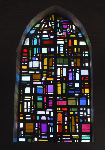 Alfred Ross: Fenster der Kirche Sandesneben (Foto: KUNST@SH/Jan Petersen, 2022)