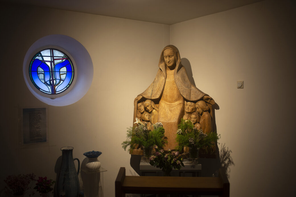 Otto Flath: Schutzmantelmadonna in St. Bernard (Foto: KUNST@SH/Jan Petersen, 2023)