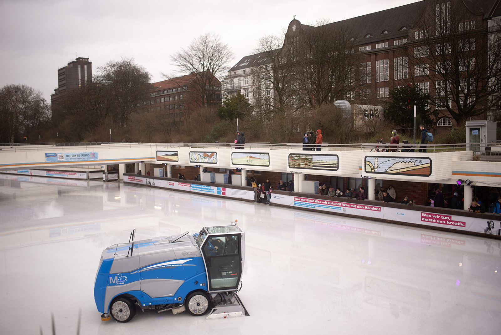 Werner Nöfer und Dieter Glasmacher: Farbliche Gestaltung der Eisbahn (Foto: Kunst@SH/Jan Petersen, 2023)