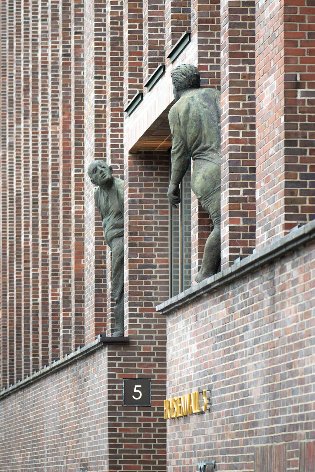 Karl-Henning Seemann: Fassadenfiguren am Brahms Kontor (Foto: KUNST@SH/Jan Petersen, 2023)