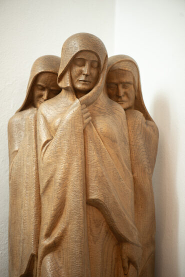 Otto Flath: Drei trauernde Frauen (Foto: KUNST@SH/Jan Petersen, 2024)