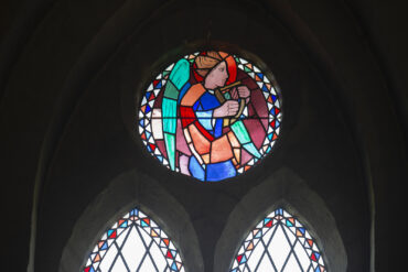 Käte Lassen: Fenster in der Kirche Karby (Foto: KUNST@SH/Jan Petersen, 2022)