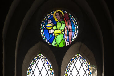 Käte Lassen: Fenster in der Kirche Karby (Foto: KUNST@SH/Jan Petersen, 2022)