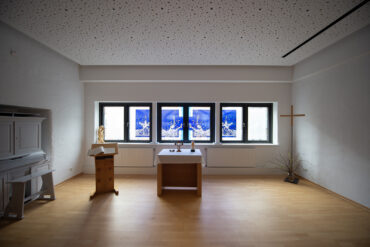 Andreas Wolff: Altarfenster der Jona-Kapelle (Foto: KUNST@SH/Jan Petersen, 2024)