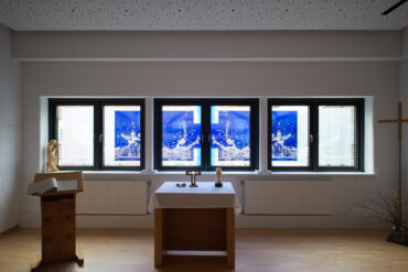 Andreas Wolff: Altarfenster der Jona-Kapelle (Foto: KUNST@SH/Jan Petersen, 2024)