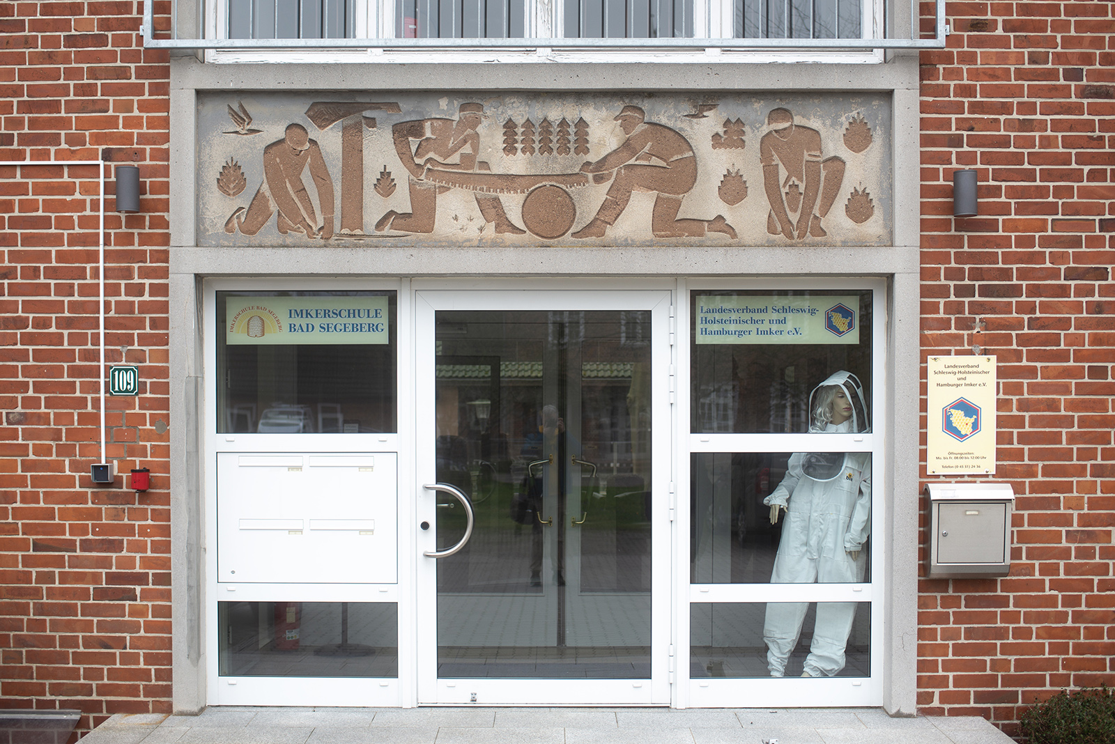 Sgraffito an der Imkerschule (Foto: Kunst@SH/Jan Petersen, 2024)