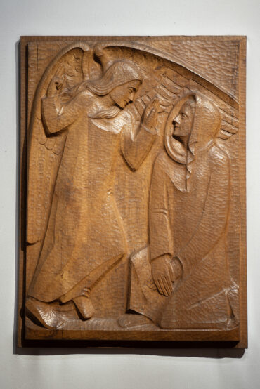 Otto Flath: Kruzifix und Reliefs in der Christuskirche (Foto: KUNST@SH/Jan Petersen, 2024)