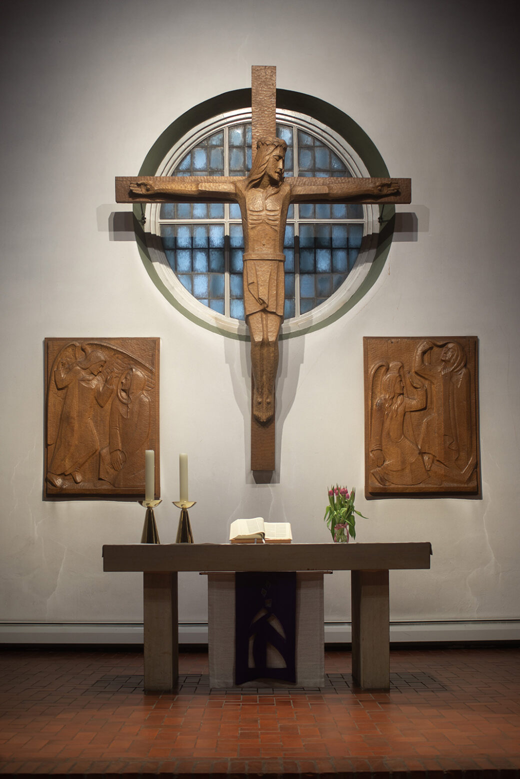 Otto Flath: Kruzifix und Reliefs in der Christuskirche (Foto: KUNST@SH/Jan Petersen, 2024)