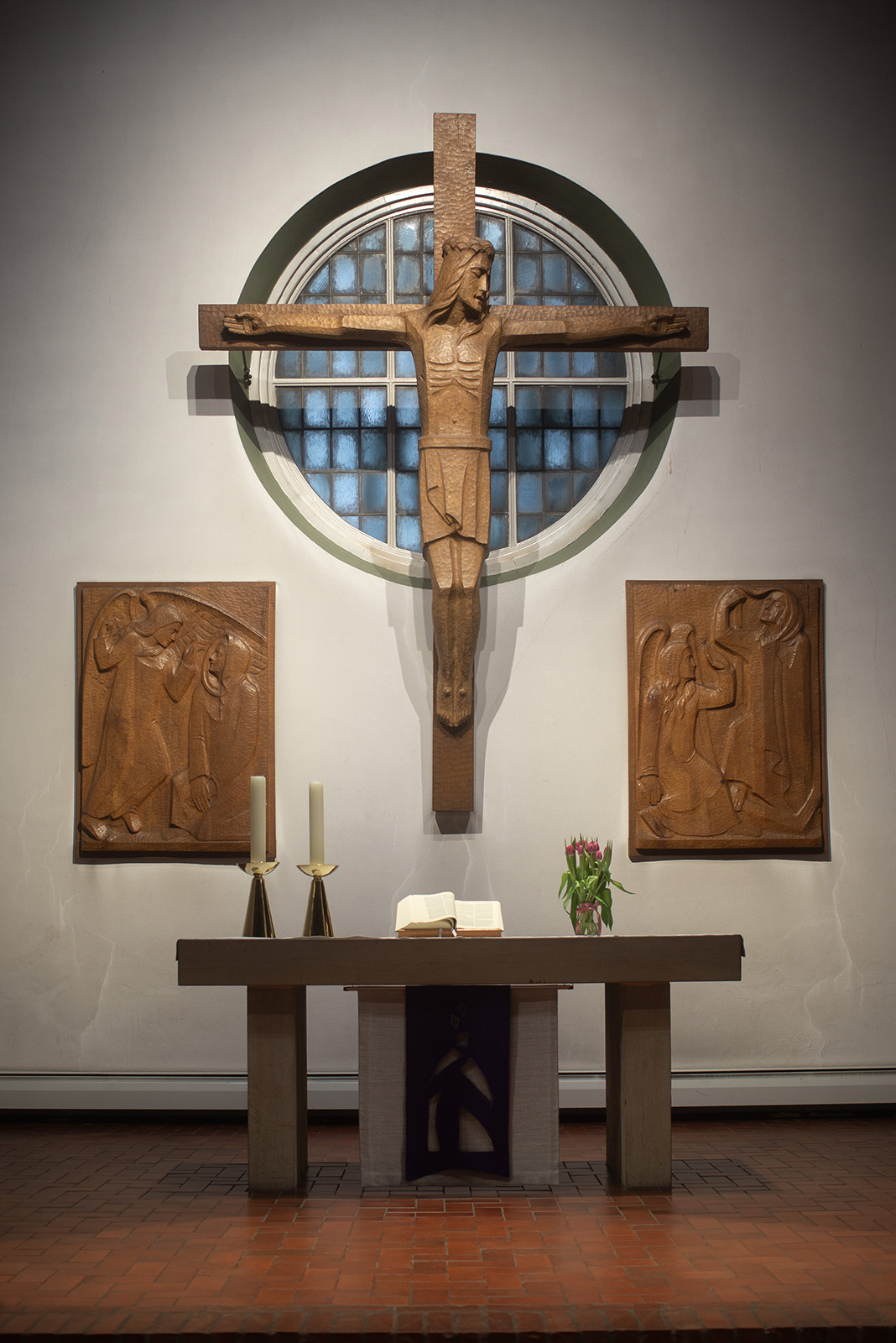 Otto Flath: Kruzifix und Reliefs in der Christuskirche (Foto: Kunst@SH/Jan Petersen, 2024)