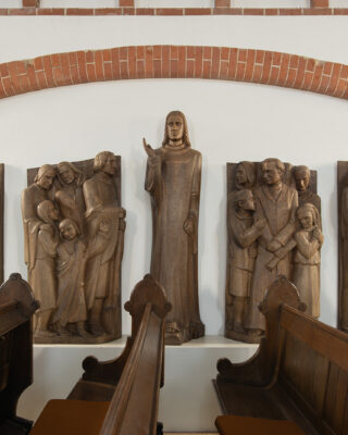 Otto Flath: Altar in der St. Lorenz-Kirche (Foto: KUNST@SH/Jan Petersen, 2024)