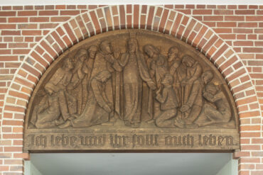 Otto Flath: Relief an der Kreuzkapelle (Foto: KUNST@SH/Jan Petersen, 2024)