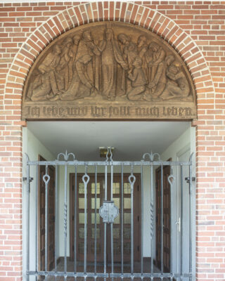Otto Flath: Relief an der Kreuzkapelle (Foto: KUNST@SH/Jan Petersen, 2024)