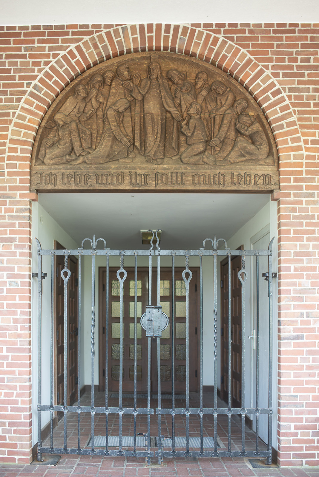 Otto Flath: Relief an der Kreuzkapelle (Foto: Kunst@SH/Jan Petersen, 2024)