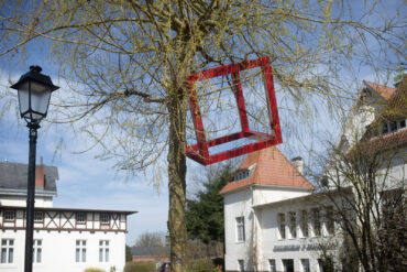 HD Schrader: Cube+Tree (Foto: KUNST@SH/Jan Petersen, 2024)
