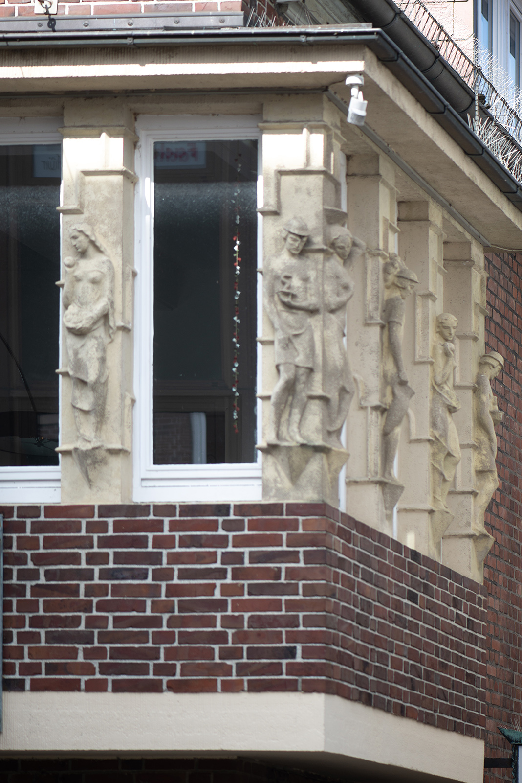 Richard Emil Kuöhl: Erkerfiguren der Hof-Apotheke (Foto: Kunst@SH/Jan Petersen, 2024)