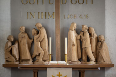 Otto Flath: Altar der Wichernkirche (Foto: KUNST@SH/Jan Petersen, 2024)
