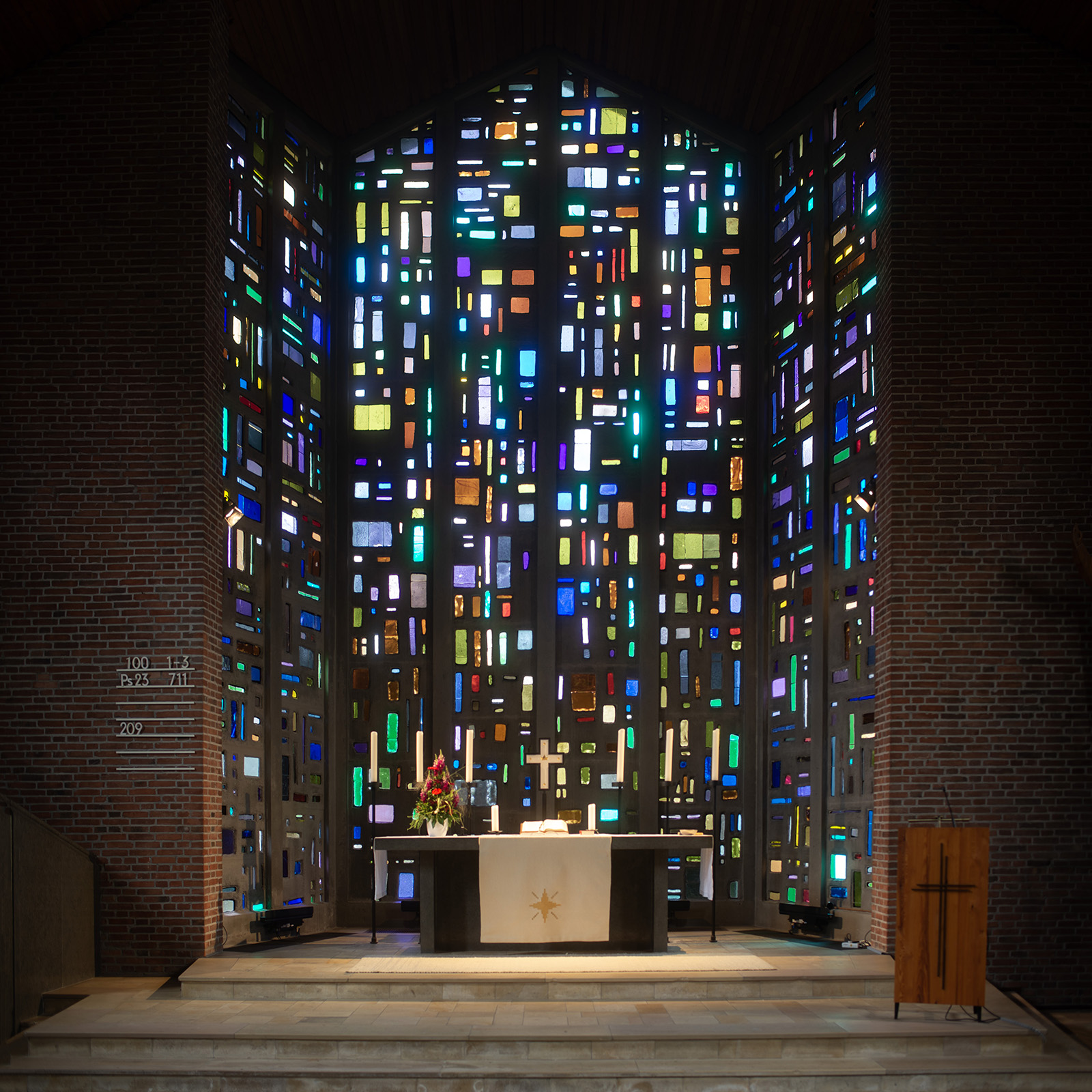 Alfred Roß: Altarfenster in St. Michael (Foto: Kunst@SH/Jan Petersen, 2024)