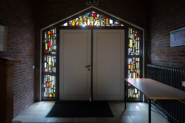 Alfred Roß: Portalverglasung in St. Michael (Foto: KUNST@SH/Jan Petersen, 2024)
