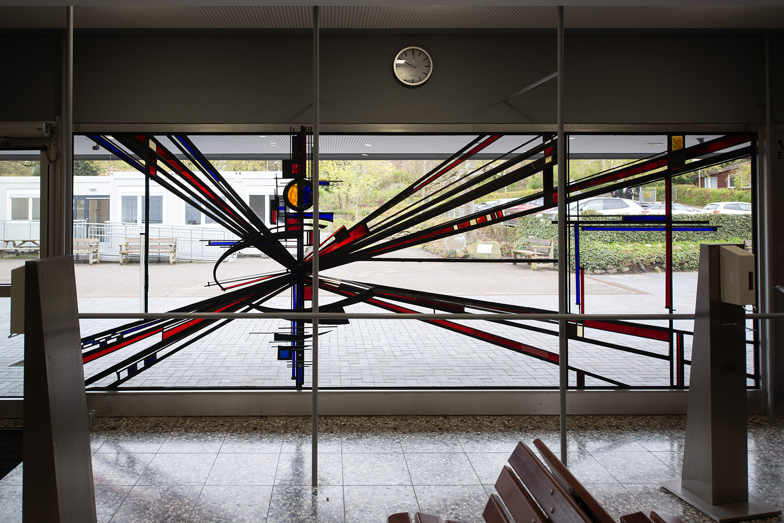 Ernst Günter Hansing: Verglasung im Foyer der HLA (Foto: Kunst@SH/Jan Petersen, 2024)