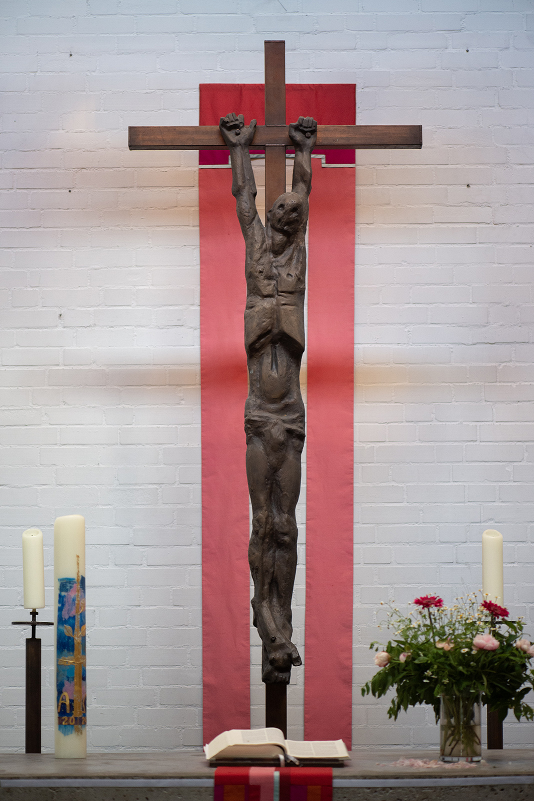 Heinz Werner Peters: Kruzifix der Nathan-Söderblom-Kirche (Foto: Kunst@SH/Jan Petersen, 2024)