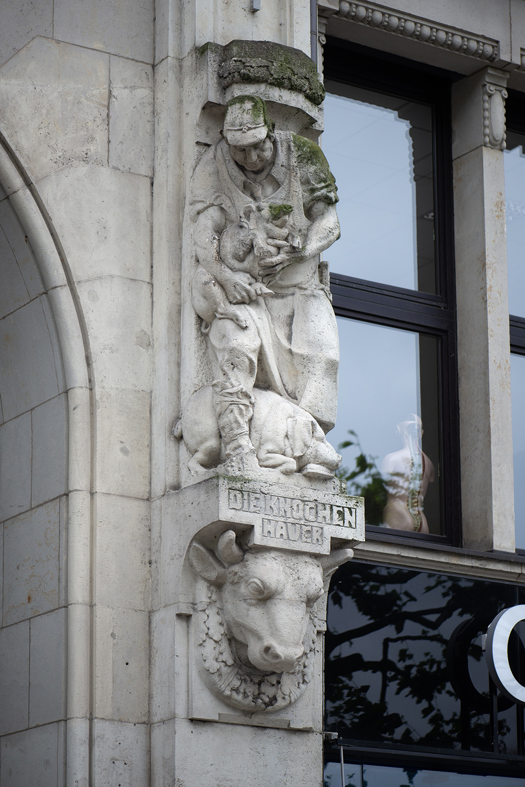 Fassadenfiguren am Versmann-Haus (Foto: Kunst@SH/Jan Petersen, 2024)