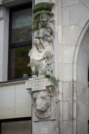 Fassadenfiguren am Versmann-Haus (Foto: KUNST@SH/Jan Petersen, 2024)