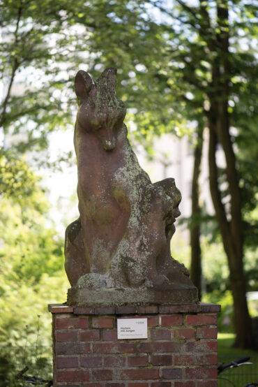 Hans Martin Ruwoldt: Füchsin mit Jungen (Foto: Kunst@SH/Jan Petersen, 2024)