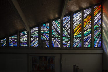 Siegfried Assmann: Altarwand und Verglasung der Gnadenkirche (Foto: KUNST@SH/Jan Petersen, 2023)