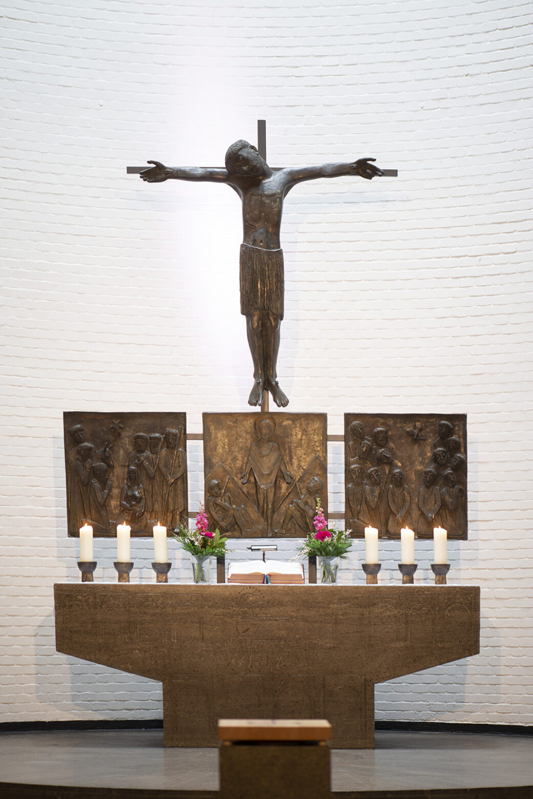 Fritz Fleer: Christus und Bronzetafeln (Foto: KUNST@SH/Jan Petersen, 2023)