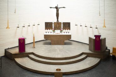Fritz Fleer: Christus und Bronzetafeln (Foto: KUNST@SH/Jan Petersen, 2023)
