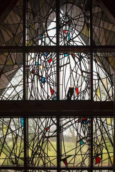Hanno Edelmann: Giebelfenster der Emmauskirche (Foto: KUNST@SH/Jan Petersen, 2023)