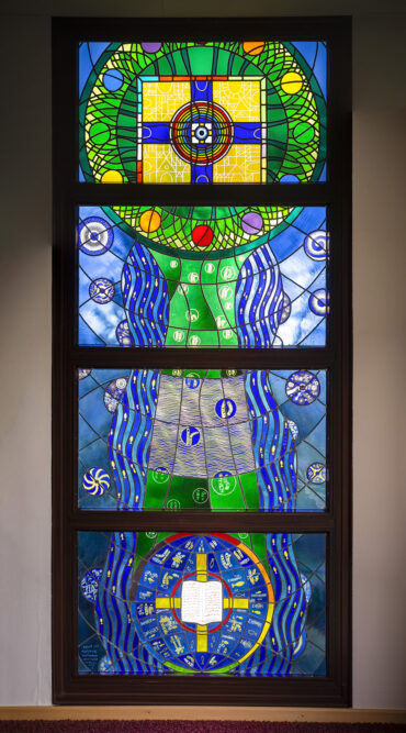 Uwe Fossemer: Glasfenster in der Freikirche (Foto: KUNST@SH/Jan Petersen, 2023)