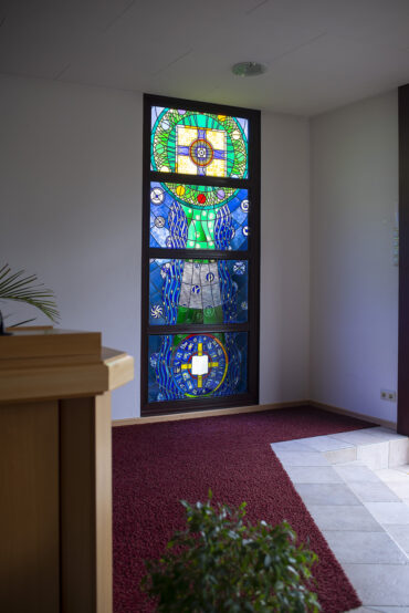 Uwe Fossemer: Glasfenster in der Freikirche (Foto: KUNST@SH/Jan Petersen, 2023)