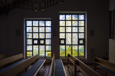 Uwe Fossemer: Verglasung der Auferstehungskirche (Foto: KUNST@SH/Jan Petersen, 2023)