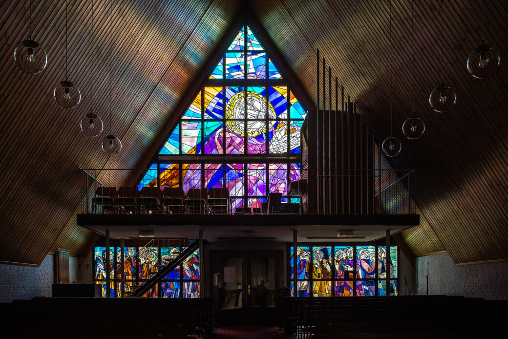 Hanno Edelmann: Verglasung der Christuskirche (Foto: KUNST@SH/Jan Petersen, 2023)
