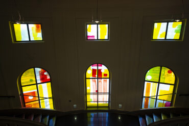 Beate Wassermann: Sechs Buntglasfenster an der Universität (Foto: KUNST@SH/Jan Petersen, 2023)