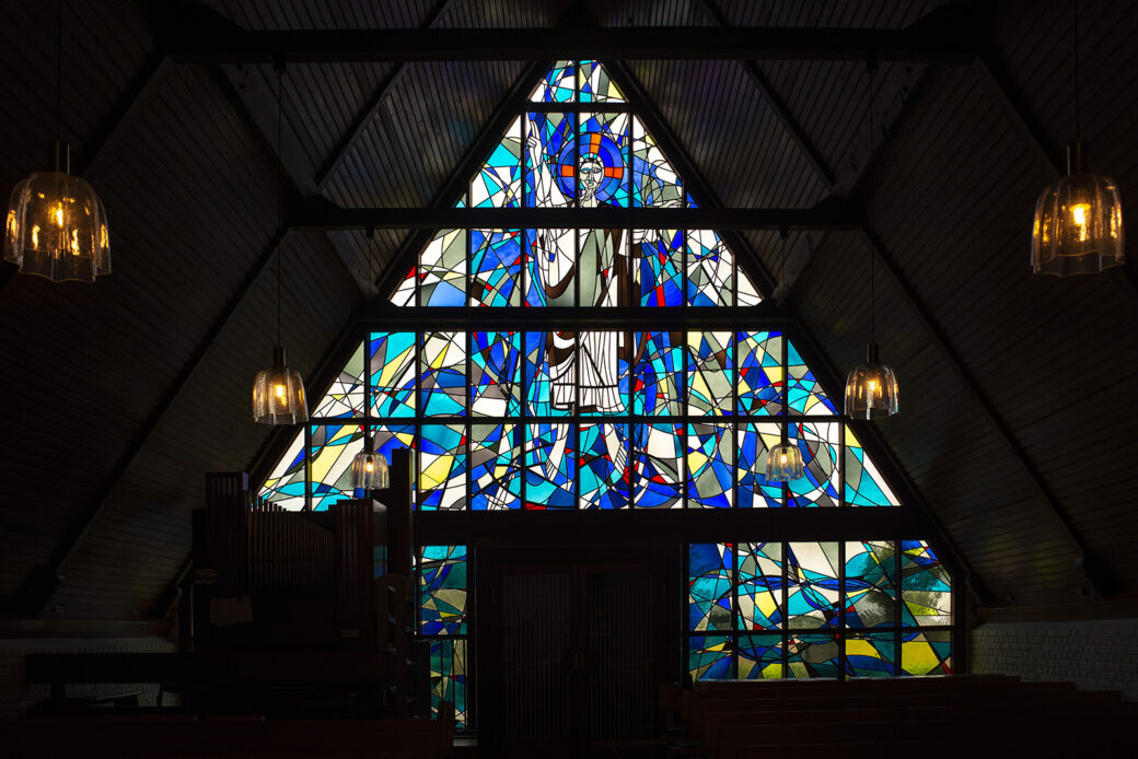 Hanno Edelmann: Giebelfenster der Christuskirche (Foto: KUNST@SH/Jan Petersen, 2023)