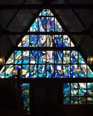 Hanno Edelmann: Giebelfenster der Christuskirche (Foto: KUNST@SH/Jan Petersen, 2023)