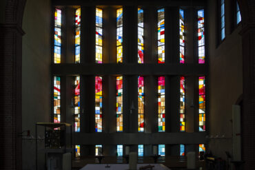 Herbert Spangenberg: Fenster in St. Bonifatius (Foto: KUNST@SH/Jan Petersen, 2023)
