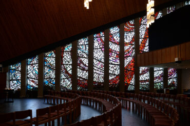 Karl Heinz Engelin: Christusfigur und Seitenfenster der Auferstehungskirche (Foto: KUNST@SH/Jan Petersen, 2023)