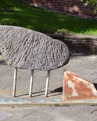 Skulptur an der Eckener-Schule Flensburg, (Foto: KUNST@SH/Jan Petersen)
