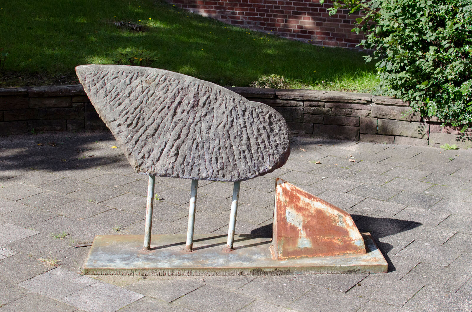 Skulptur an der Eckener-Schule Flensburg, (Foto: KUNST@SH/Jan Petersen)