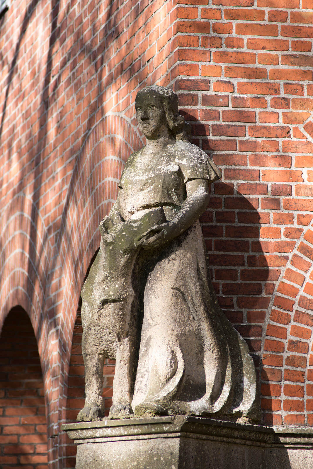 Erich Schmidt-Kabul: Frau mit Hund, (Foto: KUNST@SH/Jan Petersen)