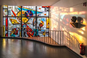 Ernst Günter Hansing: Bleiglasfenster an der HNO Kiel, (Foto: KUNST@SH/Jan Petersen)