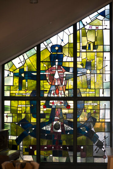 Manfred Espeter: Gesamtverglasung St. Franziskus-Xaverius (Foto: Kunst@SH/Jan Petersen, 2021)