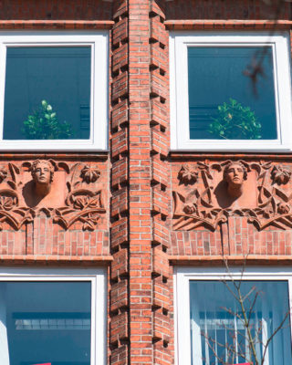 Franz Schweighofer: Figurenfassade Gewerkschaftshaus (Foto: KUNST@SH/Jan Petersen, 2017)