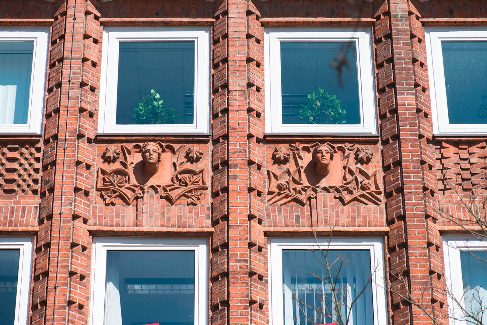 Franz Schweighofer: Figurenfassade Gewerkschaftshaus (Foto: KUNST@SH/Jan Petersen, 2017)