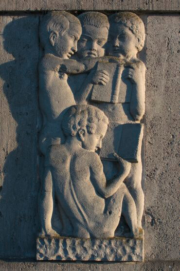 Reliefs an der alten Fröbelschule Kiel, (Foto: KUNST@SH/Jan Petersen)